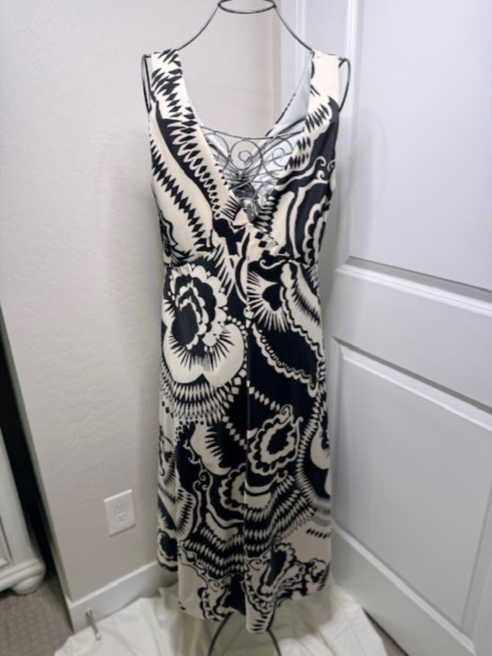 Calvin Klein Print V-Neck Satin Midi Cocktail Dress in Black/Soft White, Size 10 - Picture 4 of 9